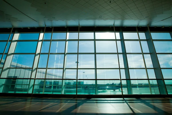 在机场内的玻璃墙 — 图库照片
