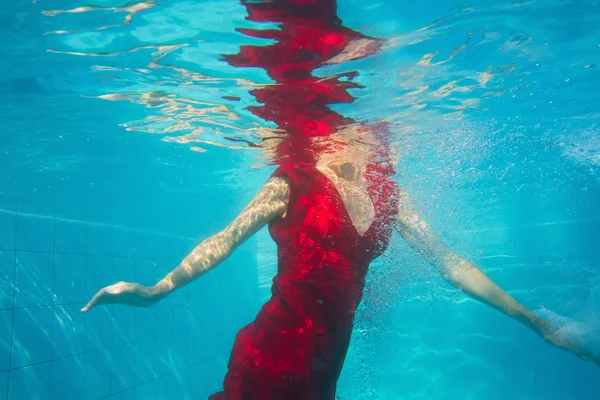 Mujer bajo el agua — Foto de Stock
