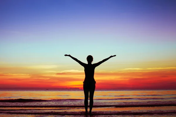 Frau am Strand bei Sonnenuntergang — Stockfoto