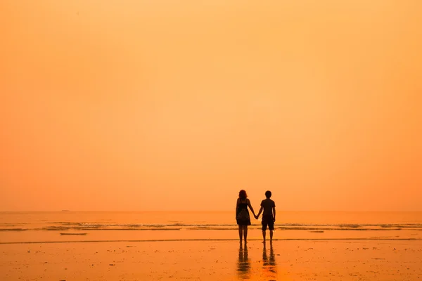 Silhouetten van liefdevolle paar — Stockfoto