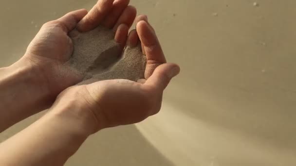 Sand genom fingrarna — Stockvideo