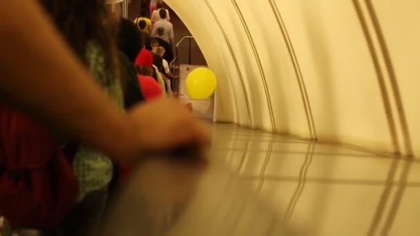 Descendre l'escalier roulant dans le métro — Video