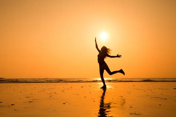 Silhouette di giovane ragazza — Foto Stock