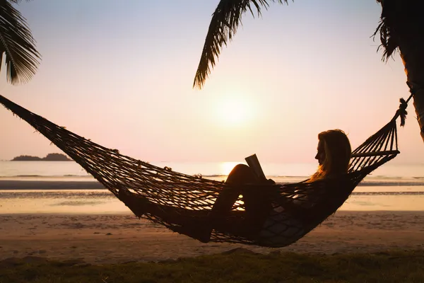 Relajante en hamaca en la playa —  Fotos de Stock