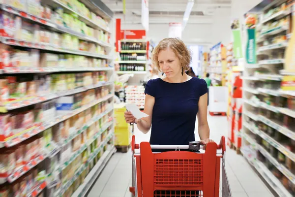 Frau im Supermarkt — Stockfoto