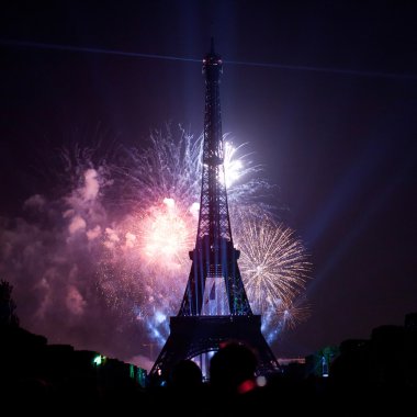 gece sahne bastille günü eiffel Tower'da havai fişek