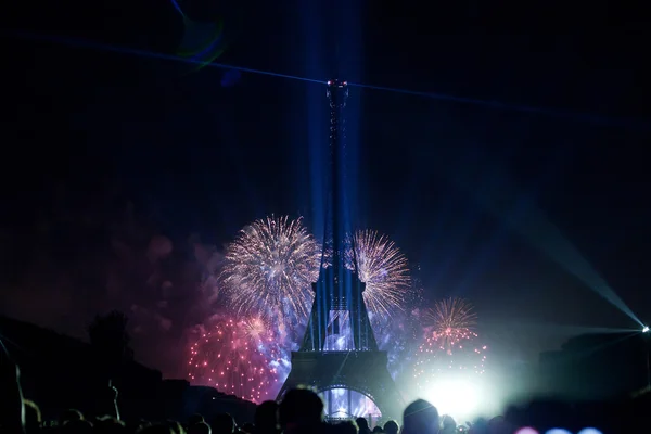 Feuerwerk und Eiffelturm am französischen Nationalfeiertag — Stockfoto