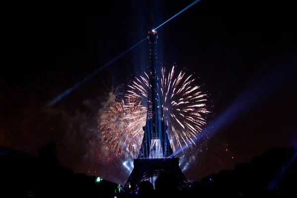 在埃菲尔铁塔的法国国庆日烟花的夜景 — 图库照片
