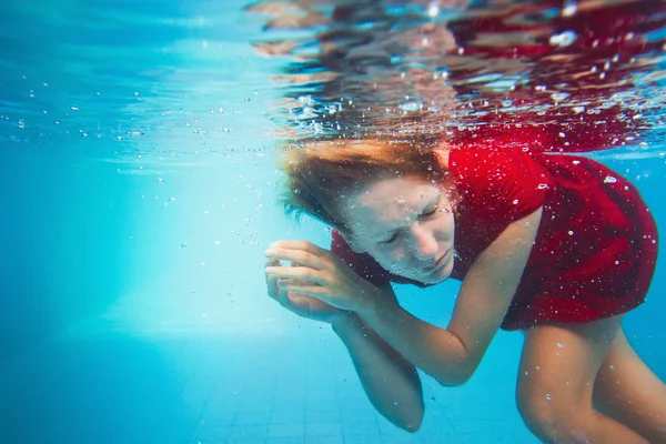 Mujer en vestido rojo bajo el agua — Foto de Stock