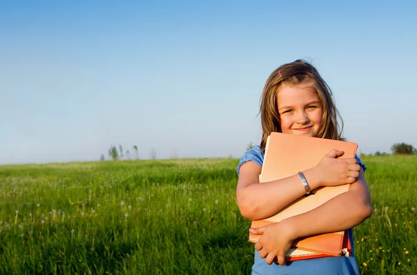 Meisje met het boek — Stockfoto