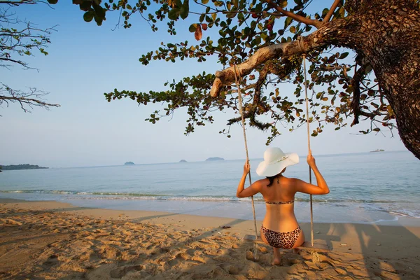 Femme assise sur le swing — Photo