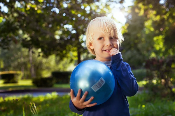 Junge mit Ball — Stockfoto