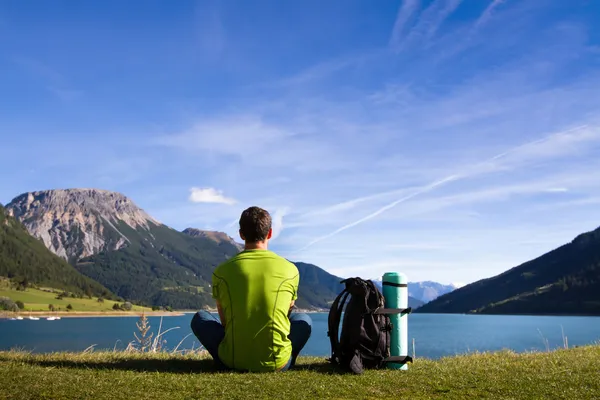 Resenären meditera vid sjön — Stockfoto