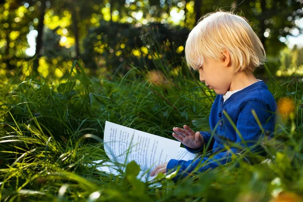 Boy reading book — Stock Photo, Image