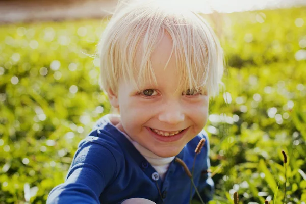 Lachender kleiner Junge — Stockfoto