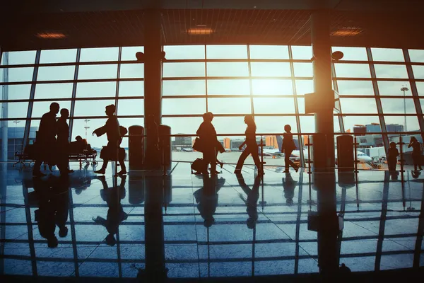Emberek a repülőtéren — Stock Fotó