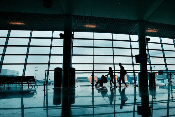 Familie mit Kinderwagen am Flughafen — Stockfoto