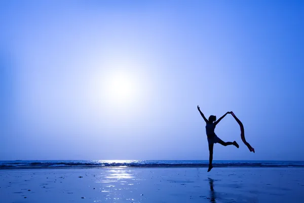 Mujer bailando en la playa — Foto de Stock