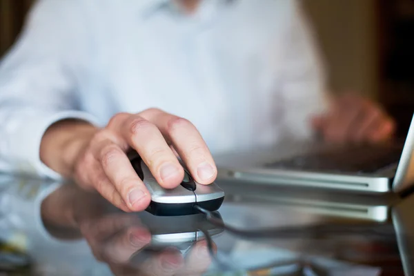 Uomo con computer — Foto Stock