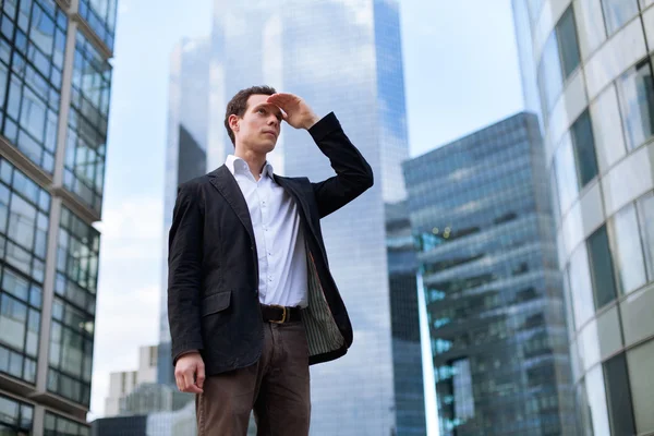 Hombre de negocios mirando hacia adelante — Foto de Stock