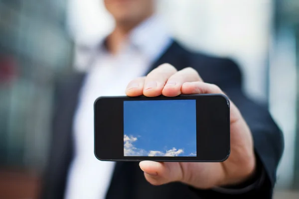 Smartphone in der Hand — Stockfoto