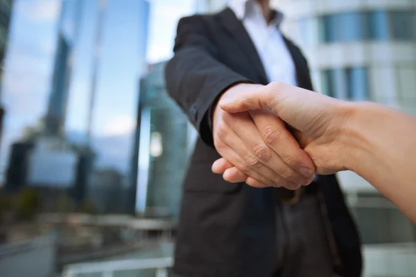 Due uomini d'affari che si stringono la mano salutandosi — Foto Stock