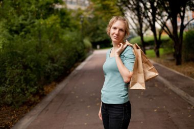 Alışveriş torbaları tutan kadın.