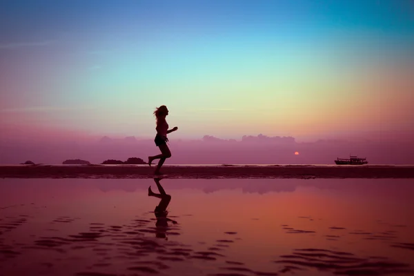 Silhouette femme sur la plage — Photo