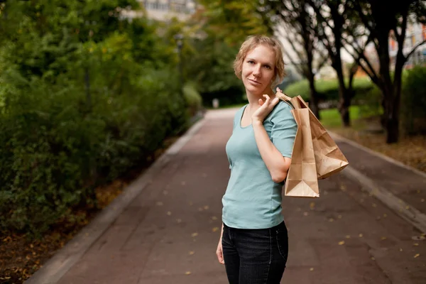 Kvinna som håller i shoppingväskor — Stockfoto