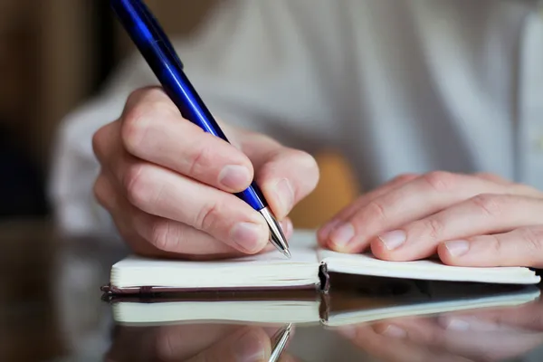 Hombre escribiendo en el bloc de notas —  Fotos de Stock