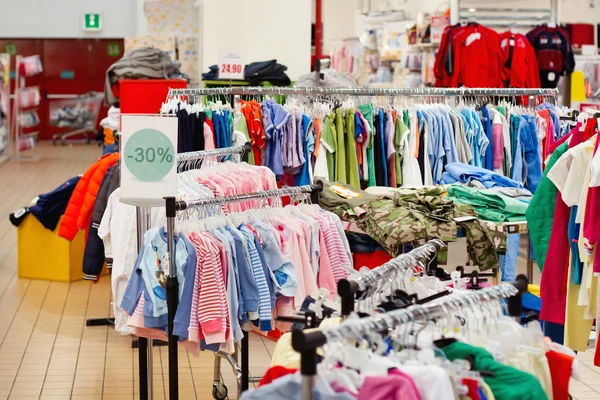 Vendita di abbigliamento per bambini — Foto Stock