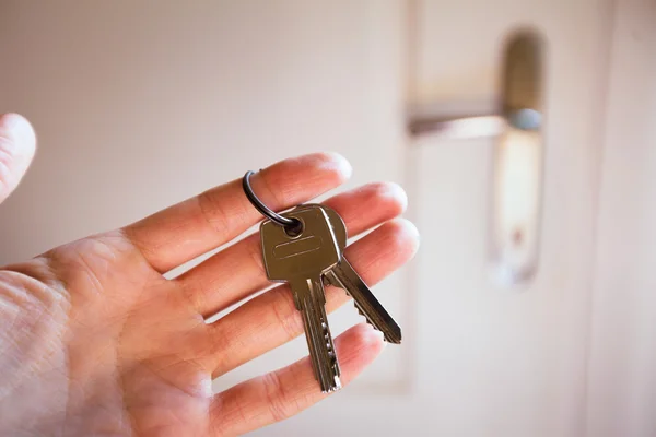 Schlüssel in der Hand — Stockfoto