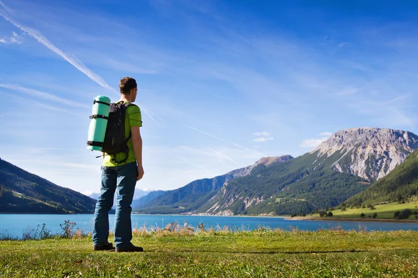 Voyageur en montagne impatient — Photo