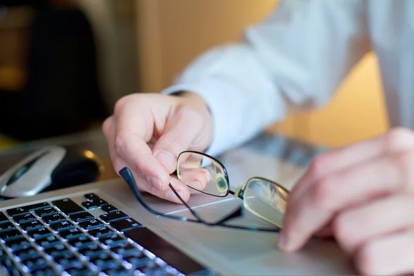 Homem de negócios que trabalha com computador — Fotografia de Stock