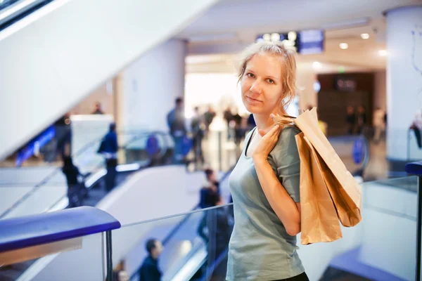 Mulher no centro comercial — Fotografia de Stock