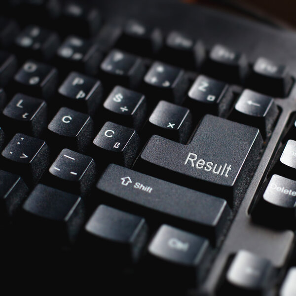 Знак результата на клавиатуре компьютера
