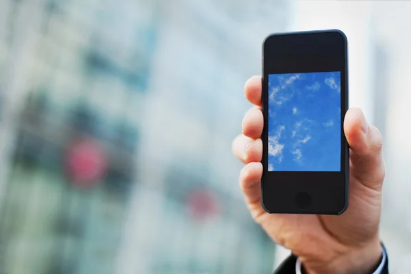 Hand van zakenman met smartphone — Stockfoto