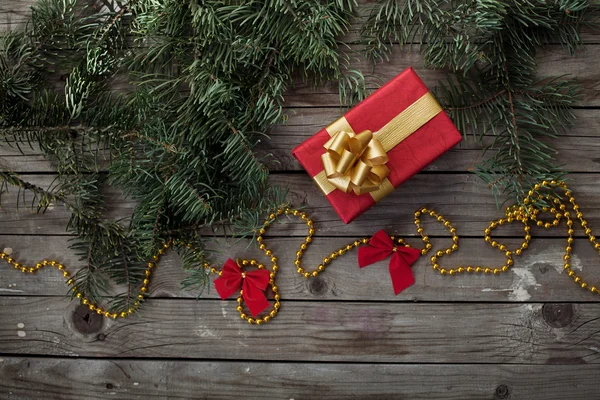 Ramo de árvore de Natal com presente e decorações — Fotografia de Stock