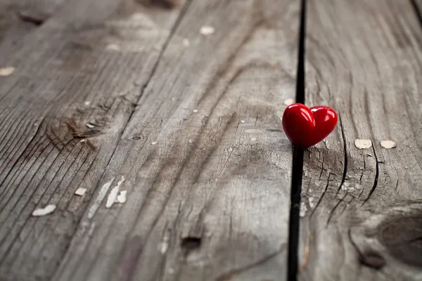 Coeur sur surface en bois — Photo