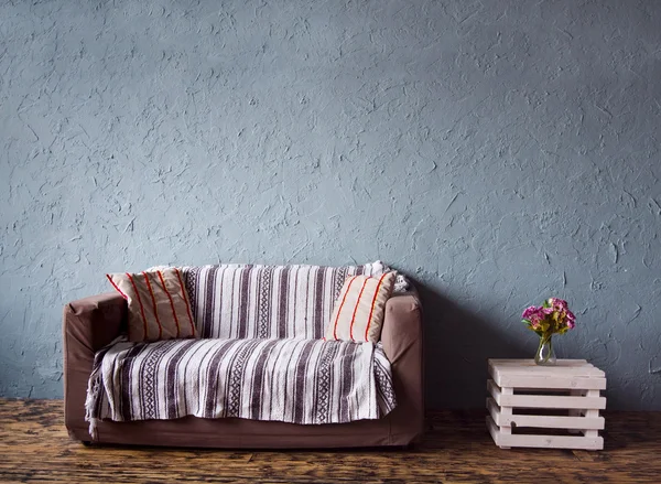 Çiçekli kanepe ve başucu tablosu — Stok fotoğraf