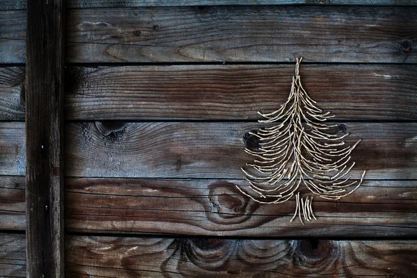 Kerstboom op houten achtergrond — Stockfoto