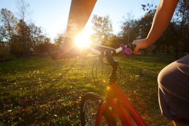 adam bir bisiklet sürmek