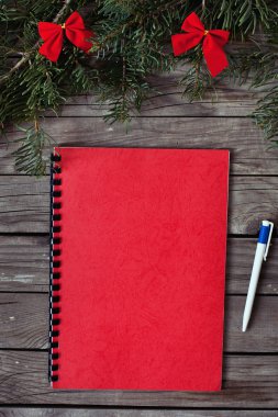 kırmızı defter ile Noel ağacı dalları