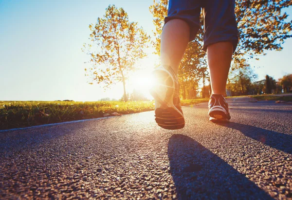 Runner voeten op de weg — Stockfoto