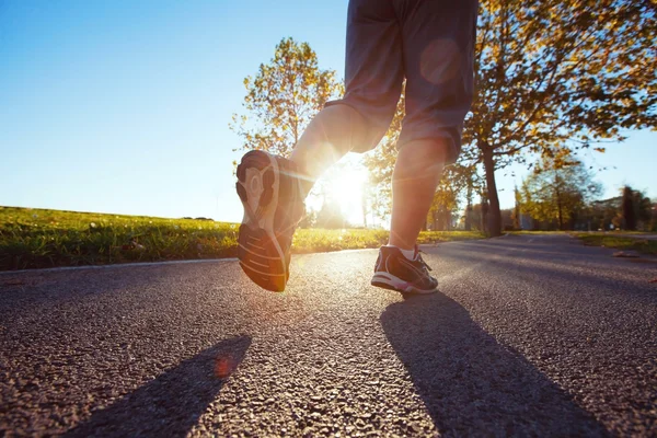 Coureur pieds sur la route — Photo