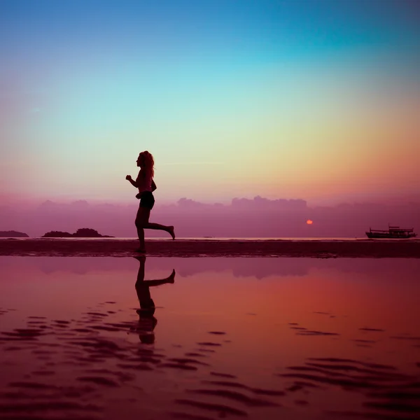 Menina corre em um fundo da natureza — Fotografia de Stock