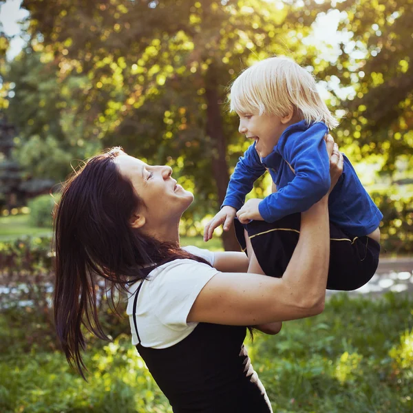 Madre e hijo —  Fotos de Stock