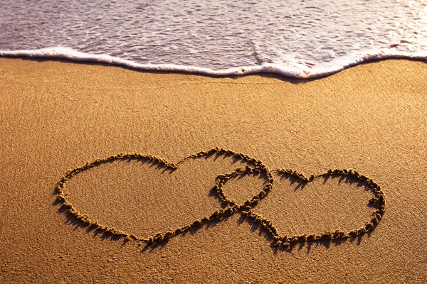 Zwei Herzen am Strand — Stockfoto