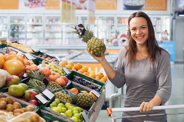 Femme au supermarché — Photo