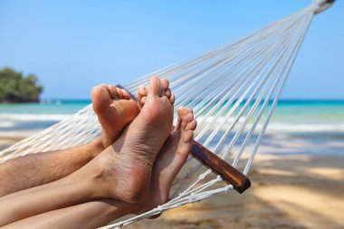 Çift, balayı sahilinde